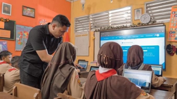 Pemberian bantuan license pembelajaran di SDN Cikaroya, Cianjur - Jawa Barat tahun 2025.